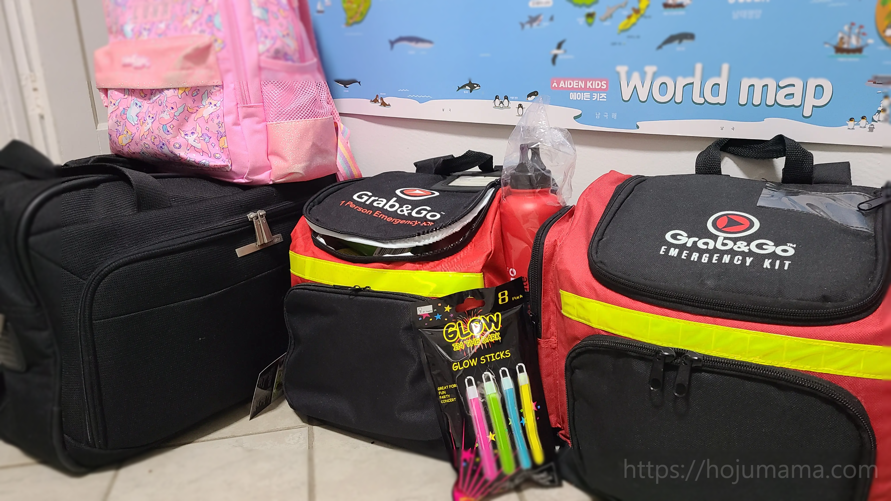 혹시 모를 사태를 대비해 준비한 '그랩 앤 고 백(grab & go bag)들