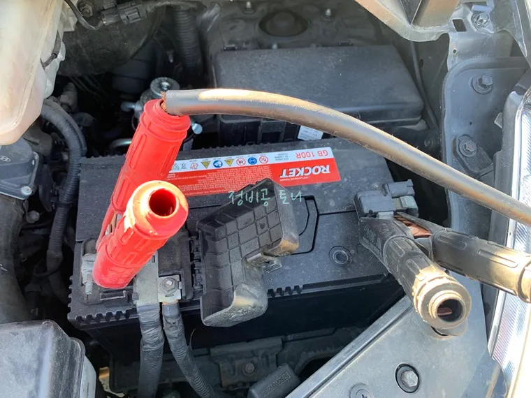 점프 선 연결-자동차 배터리 방전