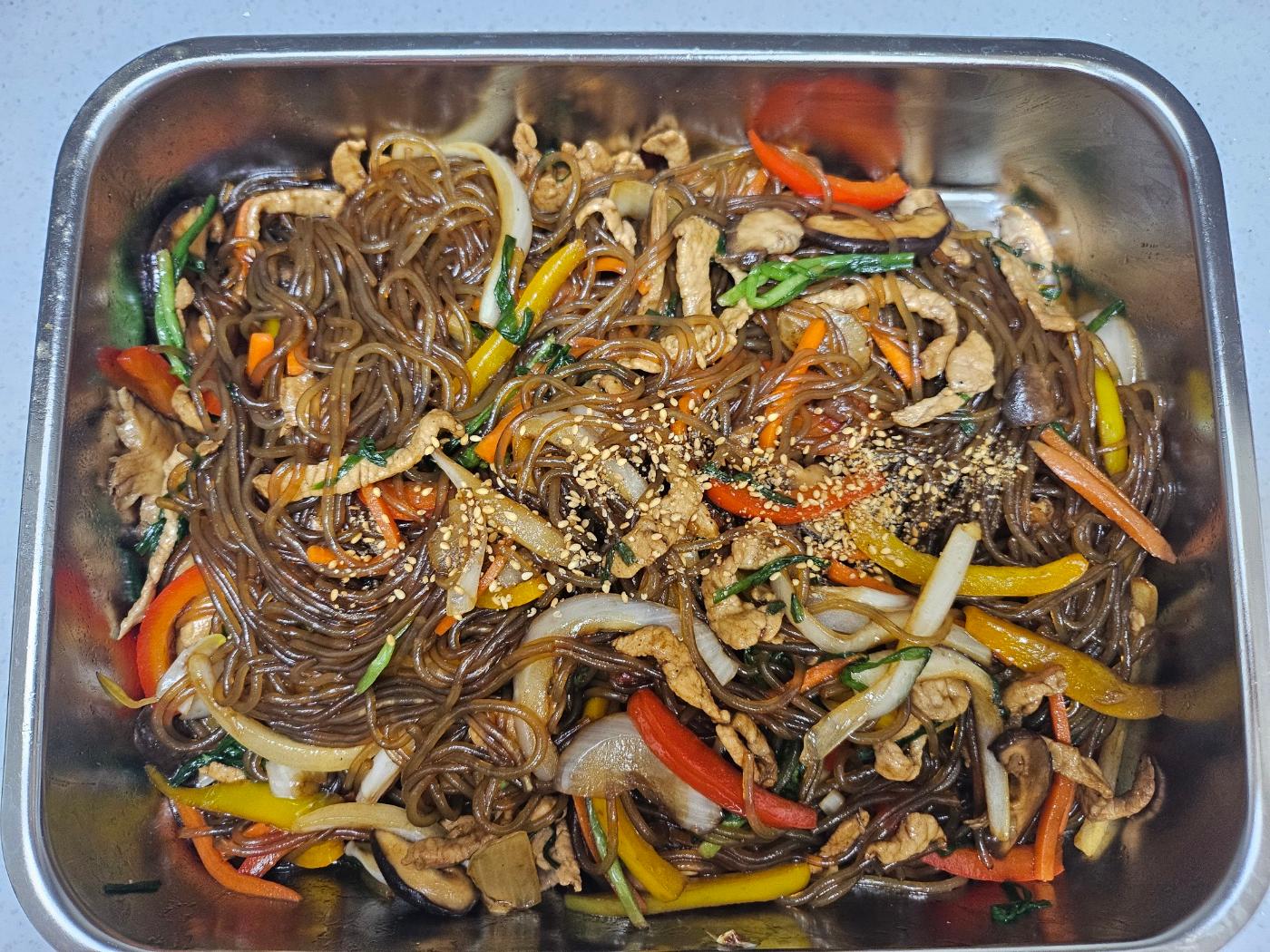 파프리카,당면,돼지고기,양파,당근으로 만든 잡채