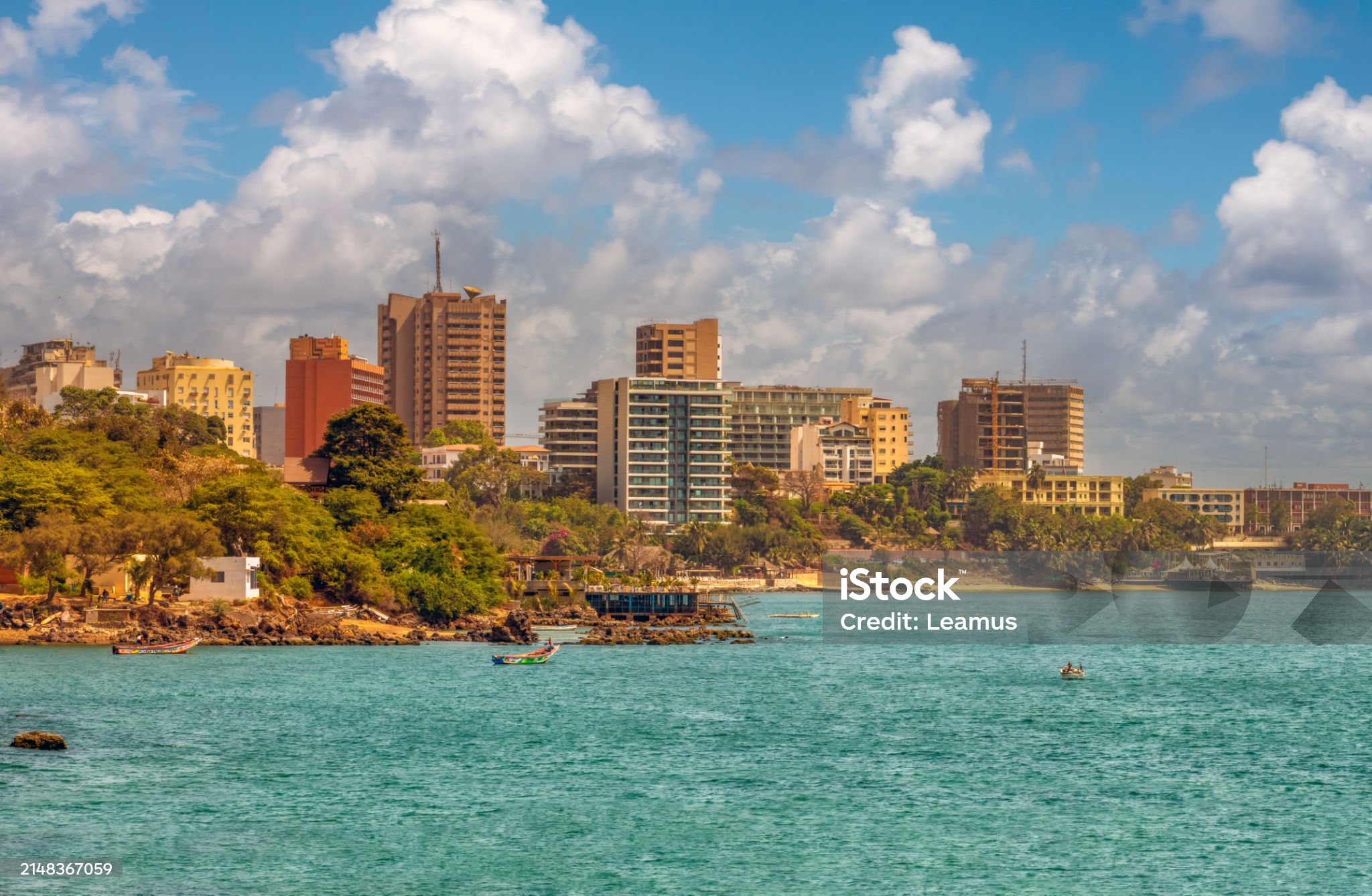 바다뒤로 높은 건물들을 찍은 사진입니다.