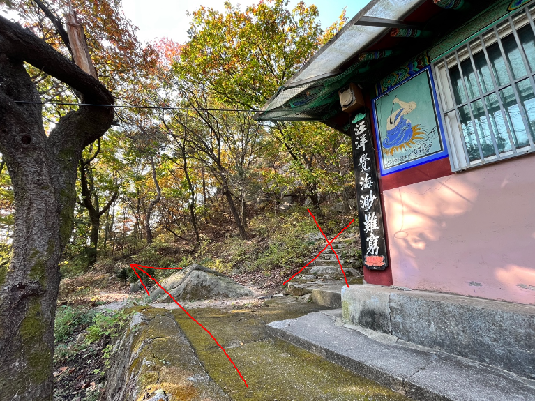 왼쪽 오솔길로, 오른쪽 계단은 스님길