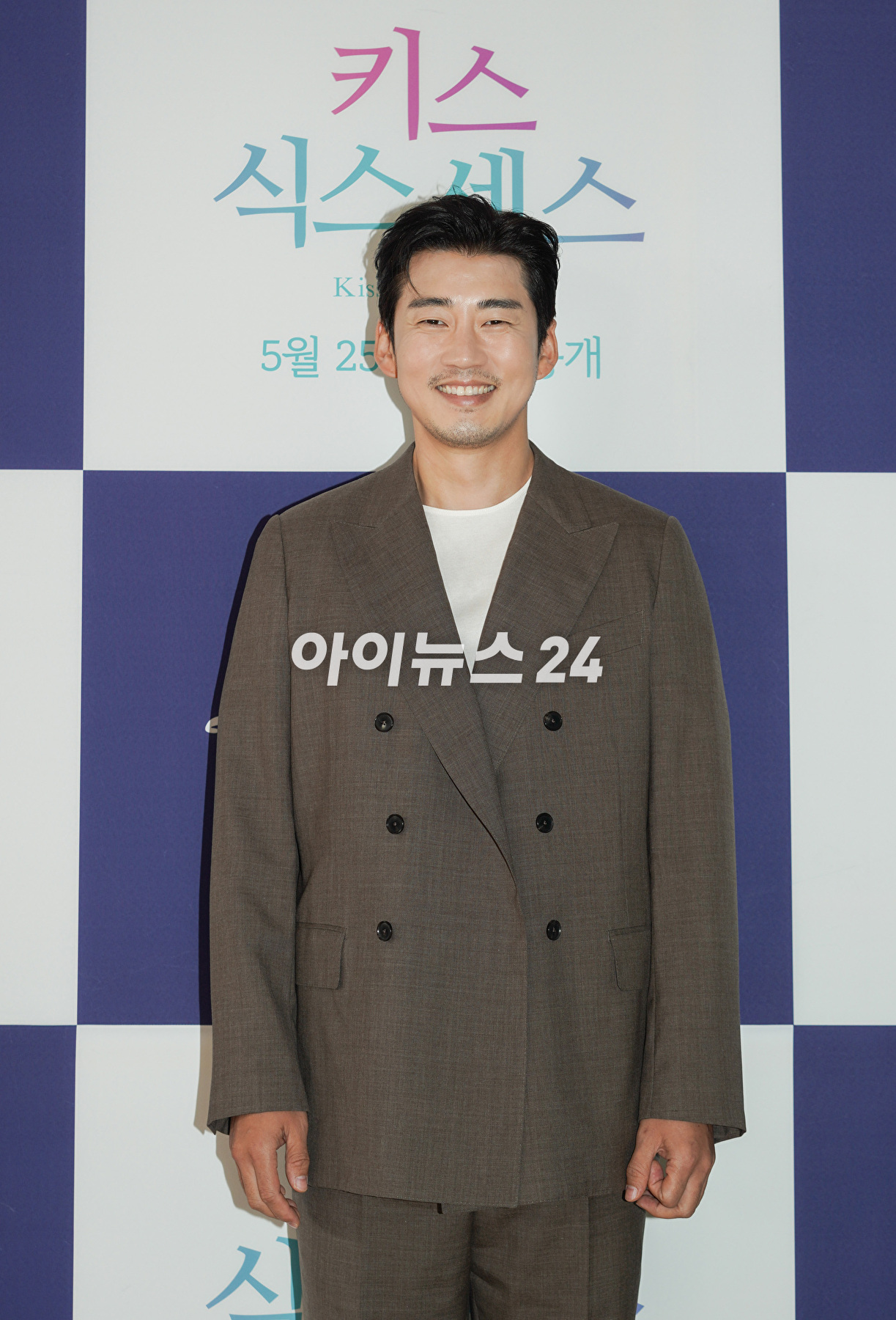 배우 윤계상이 25일 온라인으로 진행된 디즈니+ 오리지널 '키스 식스 센스' 제작발표회에 참석해 포즈를 취하고 있다. [사진=디즈니+]