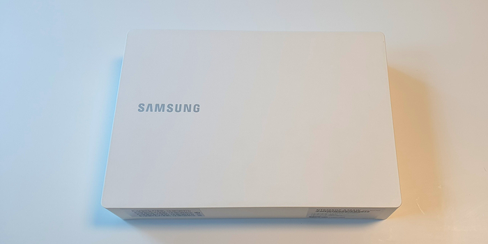 노트북 윗면을 보는듯한 깔끔한 패키지