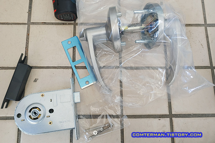 레버 타입 현관 손잡이 구성품