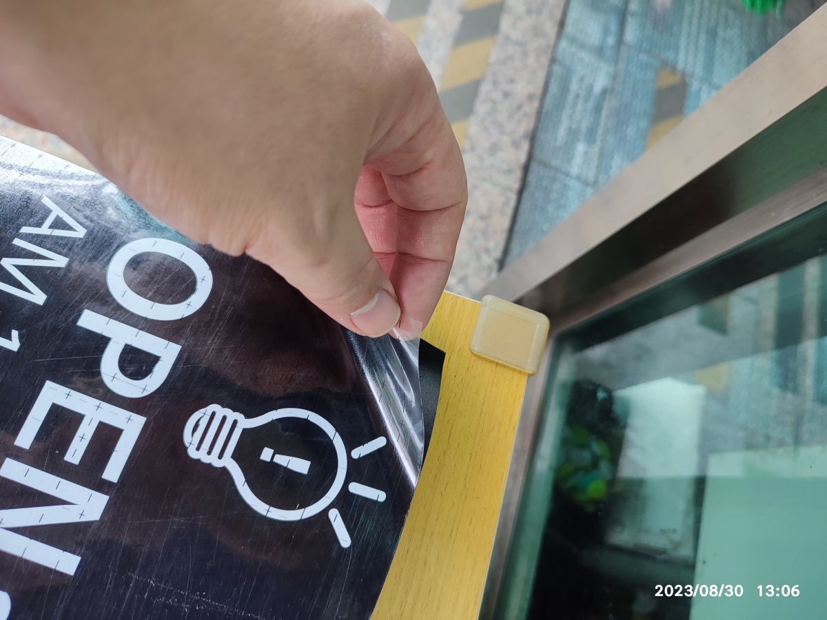 검은색 배경을 제거합니다.