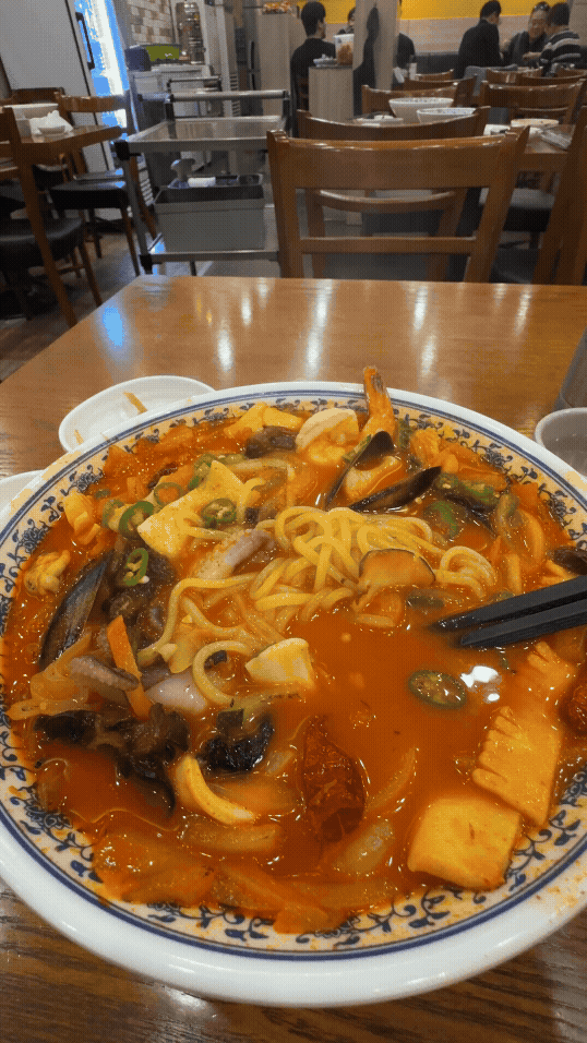 만다린 고추짬뽕 진한 국물을 떠먹는 모습 GIF