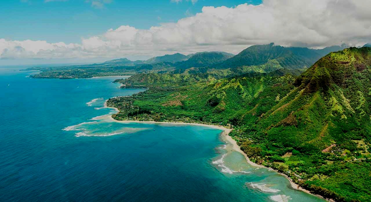 헬리콥터에서 내려다본 카우아이 나팔리 해안 전경. [ⓒPexels &lsquo;Chait Goli&lsquo;]