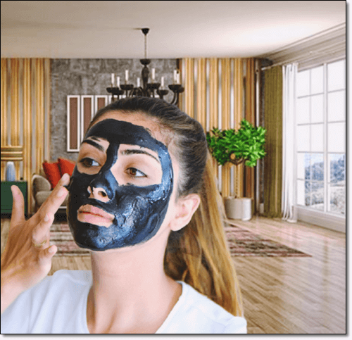 쇠비름 마스크 팩하는 여성