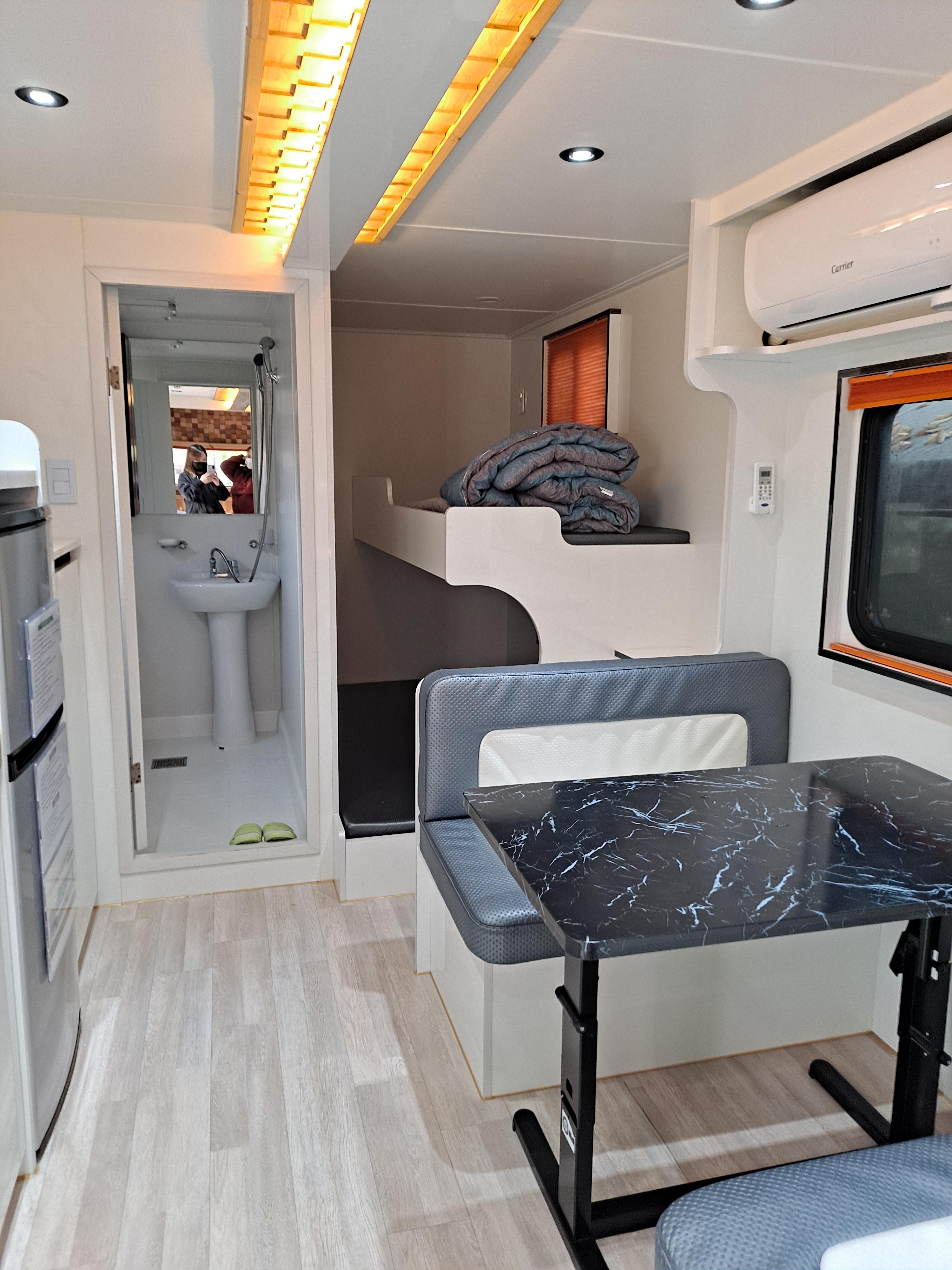 북한산-카라반-침대-화장실