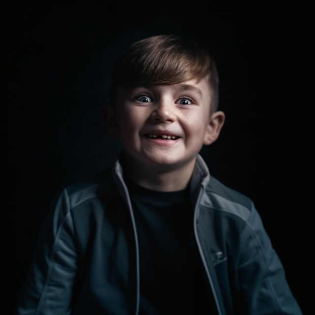  목 차 ▪ 송곳니가 가진 상징성과 꿈에서의 의미 ▪ 권위와 자존감이 흔들릴 때 나타나는 꿈 ▪ 분노나 공격성을 억누르고 있을 때 ▪ 인간관계에서의 스트레스와 방어 본능 ▪ 송곳니 빠지는 꿈&amp;#44; 새로운 전환을 알리는 신호 송곳니가 가진 상징성과 꿈에서의 의미 송곳니는 육식 동물의 대표적인 무기이자&amp;#44; 인간에게는 본능적 방어 기능을 암시하는 치아입니다. 꿈에서 송곳니가 빠지는 것은 내 안의 공격성&amp;#44; 자신감&amp;#44; 자율성이 약화되고 있다는 신호로 해석됩니다. 특히 나를 지켜주는 심리적 보호막이 약해졌을 때&amp;#44; 꿈속에서 송곳니가 빠지는 장면으로 나타나는 경우가 많습니다. 송곳니는 외부의 위협에 맞서 싸우는 &lsquo;나만의 무기&rsquo;이기에&amp;#44; 그것이 사라진다는 건 무력감과 불안을 의미합니다. SCRIPT https://pagead2.googlesyndication.com/pagead/js/adsbygoogle.js?client=ca-pub-6966242101577933 SCRIPT (adsbygoogle = window.adsbygoogle &amp;#124;&amp;#124; []).push({}); 권위와 자존감이 흔들릴 때 나타나는 꿈 송곳니는 사회적 위치나 권위&amp;#44; 자존감을 상징하기도 합니다. 내가 누군가에게 무시당하거나 영향력을 잃었다고 느낄 때 송곳니가 빠지는 꿈을 꾸게 됩니다. 최근 인간관계에서 주도권을 잃었거나&amp;#44; 사회적 평판이 흔들리고 있는 경우 이 꿈은 자주 나타납니다. &lsquo;더 이상 강하게 나갈 수 없다&rsquo;는 심리적 약화가 꿈에 반영되는 것이죠. 이럴 땐 나를 깎아내리는 환경에서 한 발 떨어져 보는 것이 필요합니다. 분노나 공격성을 억누르고 있을 때 송곳니는 말 그대로 &lsquo;물 수 있는 능력&rsquo;을 상징하기 때문에&amp;#44; 내가 하고 싶은 말을 참거나 화를 억누르고 있을 때 송곳니 빠지는 꿈을 꿀 수 있습니다. 특히 가족이나 직장 내에서 표현을 참는 일이 반복되면 무의식은 내 감정을 방치하지 않고 꿈을 통해 메시지를 보냅니다. &ldquo;너무 오래 참고 있다&amp;#44; 터지기 전에 해소하라&rdquo;는 무의식의 경고일 수 있습니다. 이럴 때는 감정을 정리할 시간을 스스로에게 허용하는 것이 중요합니다. 더 자세한 꿈 해몽 보기! 인간관계에서의 스트레스와 방어 본능 송곳니는 외부의 위협으로부터 자신을 지키는 도구입니다. 따라서 이 꿈은 지나치게 방어적인 태도나 인간관계에서 오는 심리적 피로를 나타냅니다. 예민한 상황에서 내가 누군가에게 비난을 받았거나&amp;#44; 반복적으로 관계에서 상처를 받았다면 꿈속에서 송곳니가 빠지며 &lsquo;방어력이 약화된 상태&rsquo;를 보여주는 것입니다. 꿈은 종종&amp;#44; 현실보다 더 솔직한 내 감정의 거울이라는 점을 기억하고&amp;#44; 불편한 관계를 다시 들여다보는 계기로 삼는 것도 좋습니다. SCRIPT https://pagead2.googlesyndication.com/pagead/js/adsbygoogle.js?client=ca-pub-6966242101577933 SCRIPT (adsbygoogle = window.adsbygoogle &amp;#124;&amp;#124; []).push({}); 송곳니 빠지는 꿈&amp;#44; 새로운 전환을 알리는 신호 이 꿈이 꼭 부정적인 의미만 담고 있는 것은 아닙니다. 지금까지의 강한 나&amp;#44; 공격적 태도&amp;#44; 억누른 분노를 내려놓고 새로운 방식으로 나아가려는 준비일 수도 있습니다. 변화는 불안하지만 동시에 성숙으로 가는 관문이기도 합니다. 송곳니가 빠지고도 고통스럽지 않았다면&amp;#44; 이는 긍정적인 전환을 상징합니다. 내면의 힘을 &lsquo;방어&rsquo;에서 &lsquo;포용&rsquo;으로 바꾸려는 무의식의 진화일 수 있습니다. 