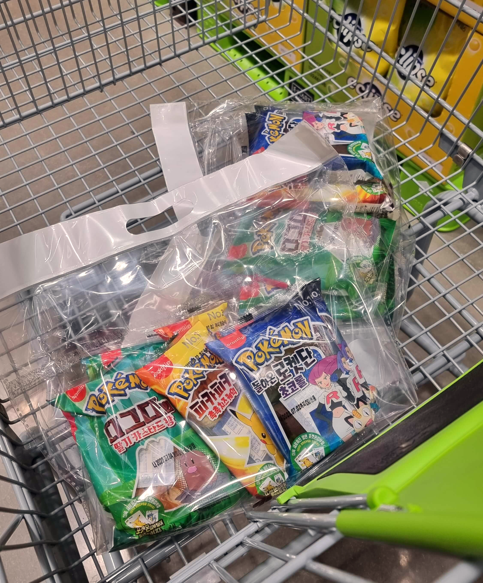 트레이더스 카트에 넣은 포켓몬빵