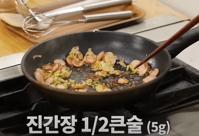설탕 1/3큰술을 넣어 볶아 주고 간장을 1/2큰술 넣어 줍니다.