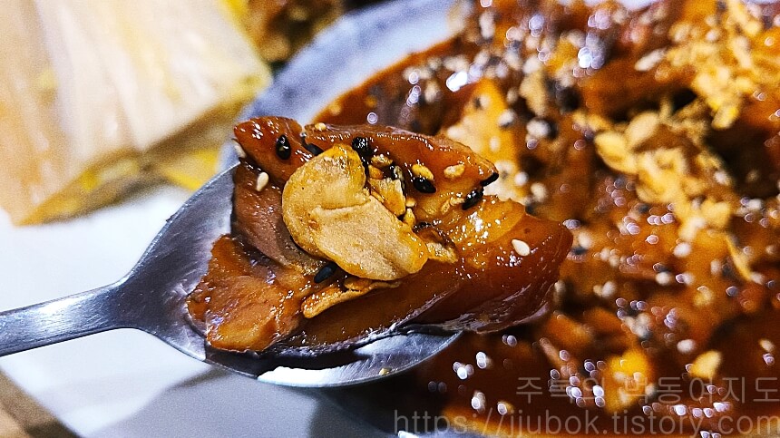 족이맛있는-사또족발-매운-불족발-맛