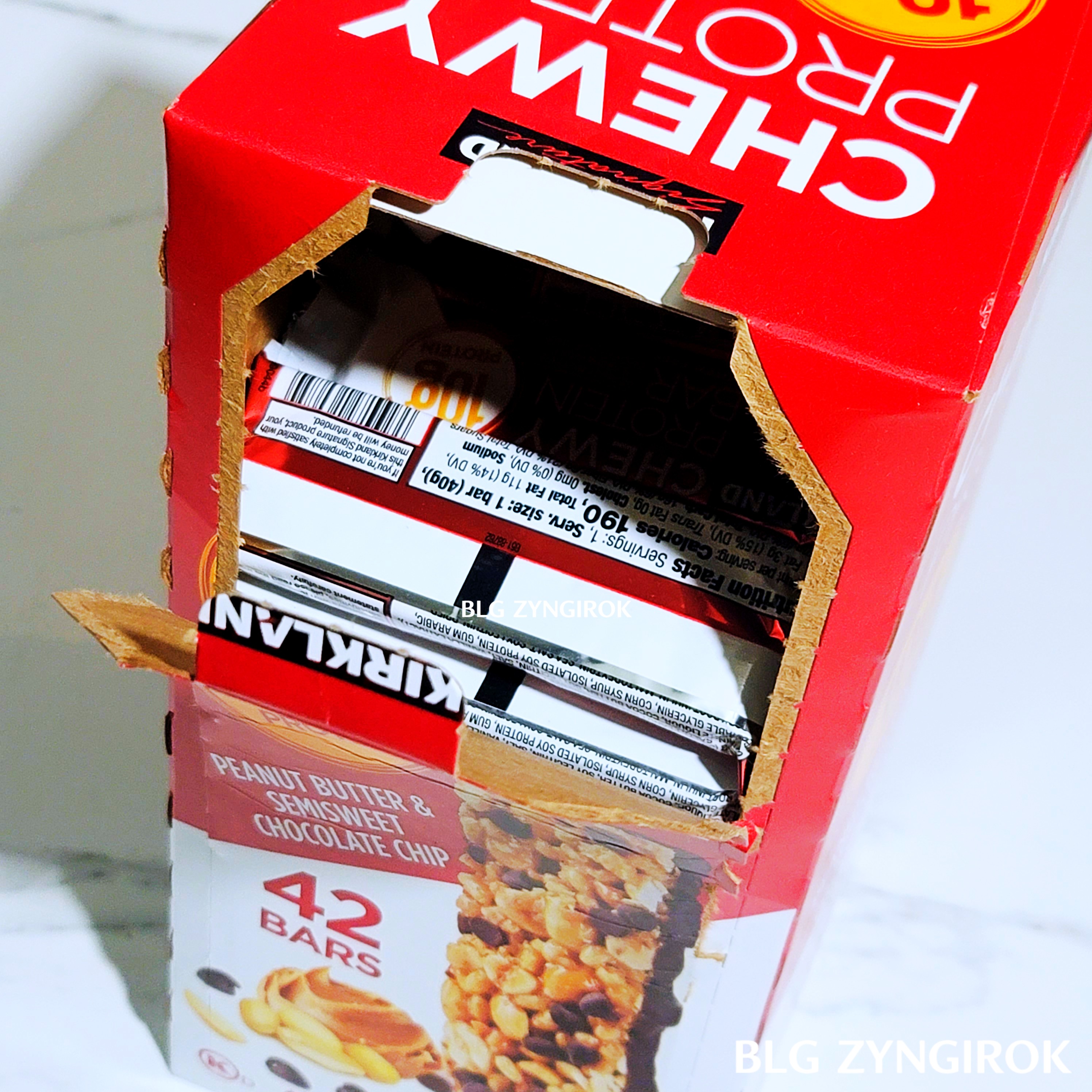 츄이-프로틴바-상자를-뜯고있다.