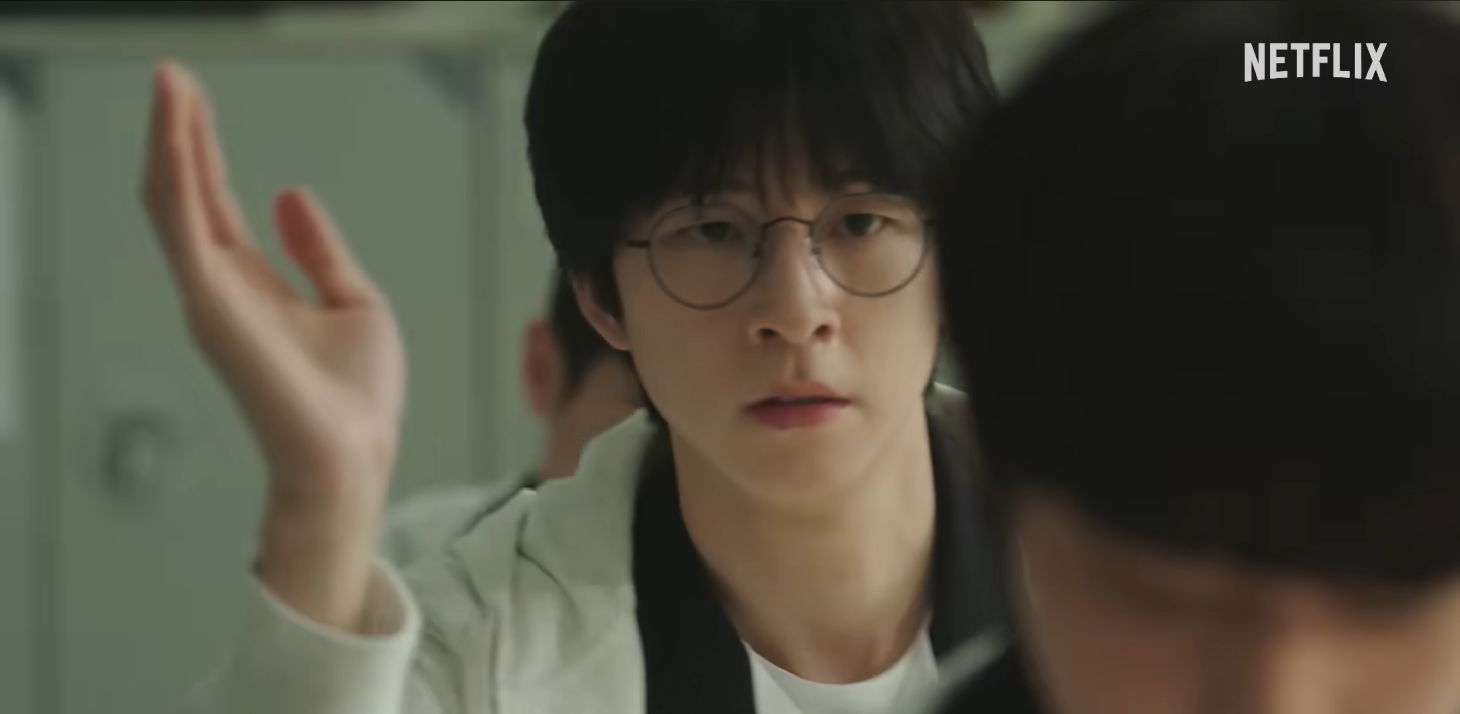 일진의 위협에 시은에게 졸음이 오는 패치를 붙이는 범석 사진