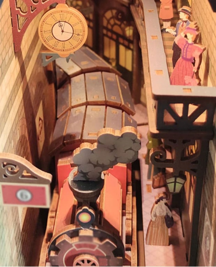 기차-플랫폼-안에-작은-소품