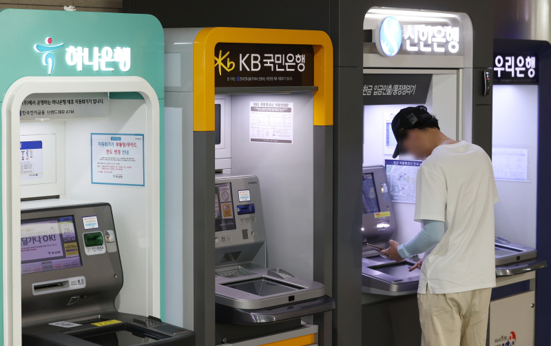 서울의 한 건물에 설치된 은행 ATM기