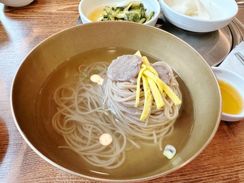 슴슴하면서도 묘한 중독감이 있는 물냉면과 육수