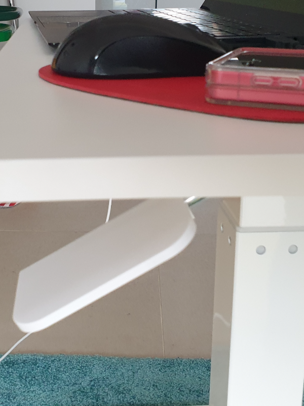 사이드 테이블 한쪽 손잡이가 있다. 여기를 누르면 높이 조절이 가능하다.