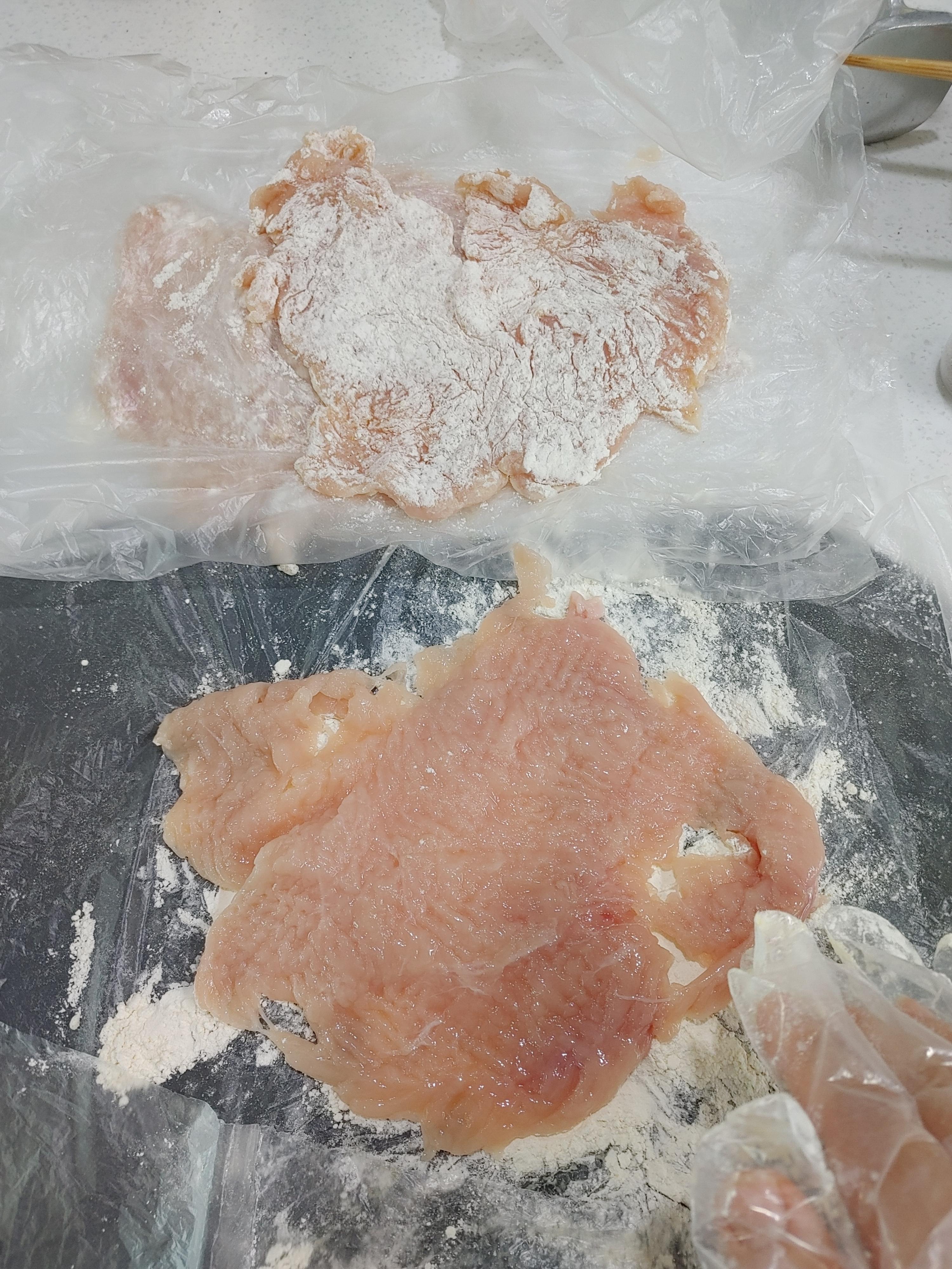 밑간한-닭가슴살에-밀가루입히기