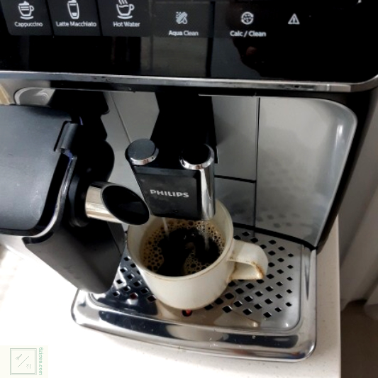 아메리카노가 커피머신에서 추출되고 있습니다.