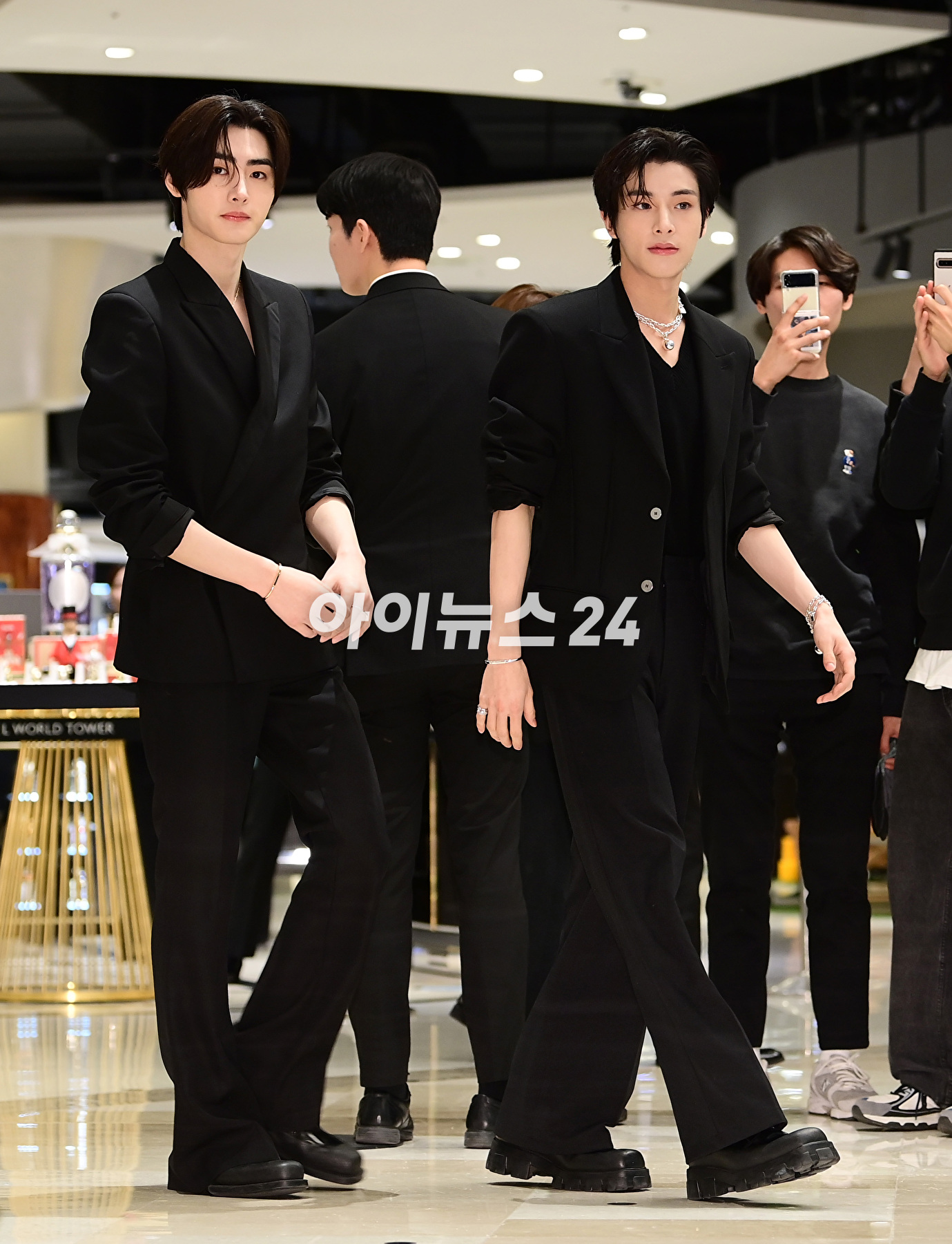 그룹 엔하이픈 제이크와 성훈이 14일 서울 잠실 롯데월드타워몰에서 열린 한 주얼리 브랜드 팝업 스토어 행사에 참석하고 있다. [사진=정소희 기자]