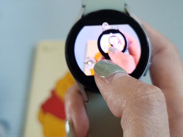 갤럭시워치 카메라 컨트롤러로 사진찍는 모습