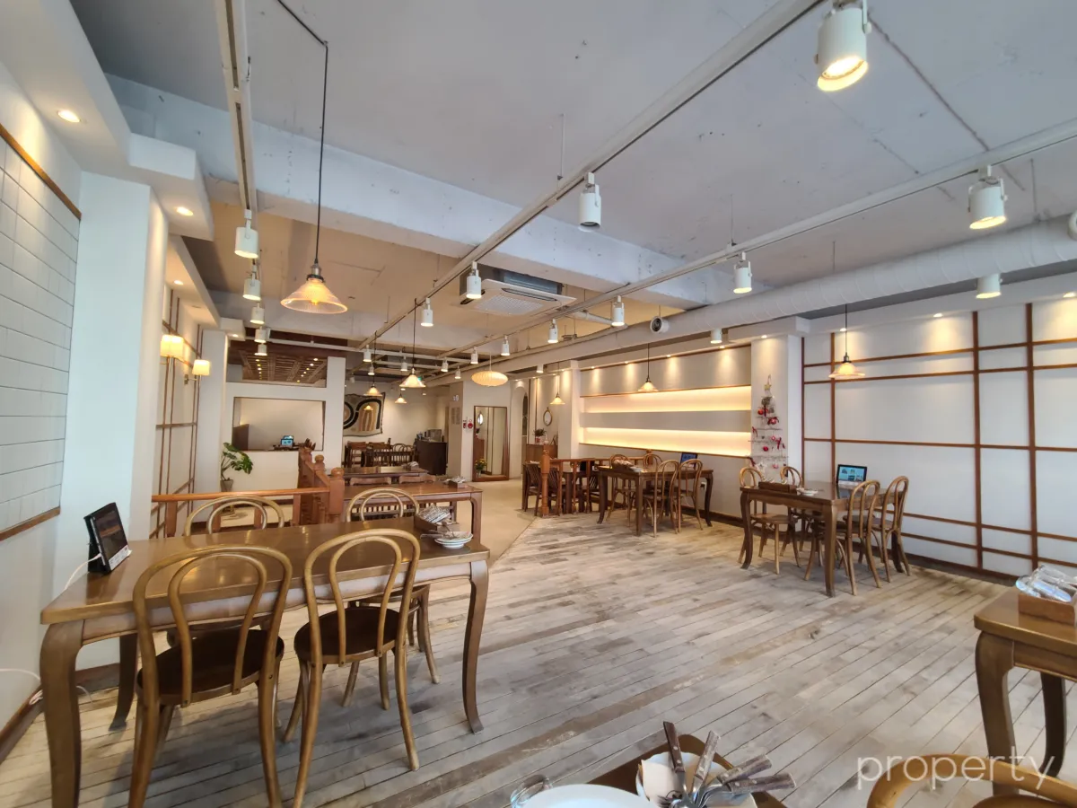 보문산호랭이2층내부-넓직하고화이트우드톤-노란색led사이드조명-테이블이많은