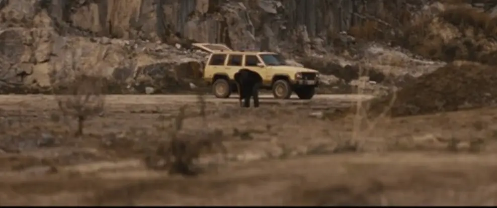 임영웅-절벽 노란 지프차를 뒤로하고 땅을 파는 임영웅