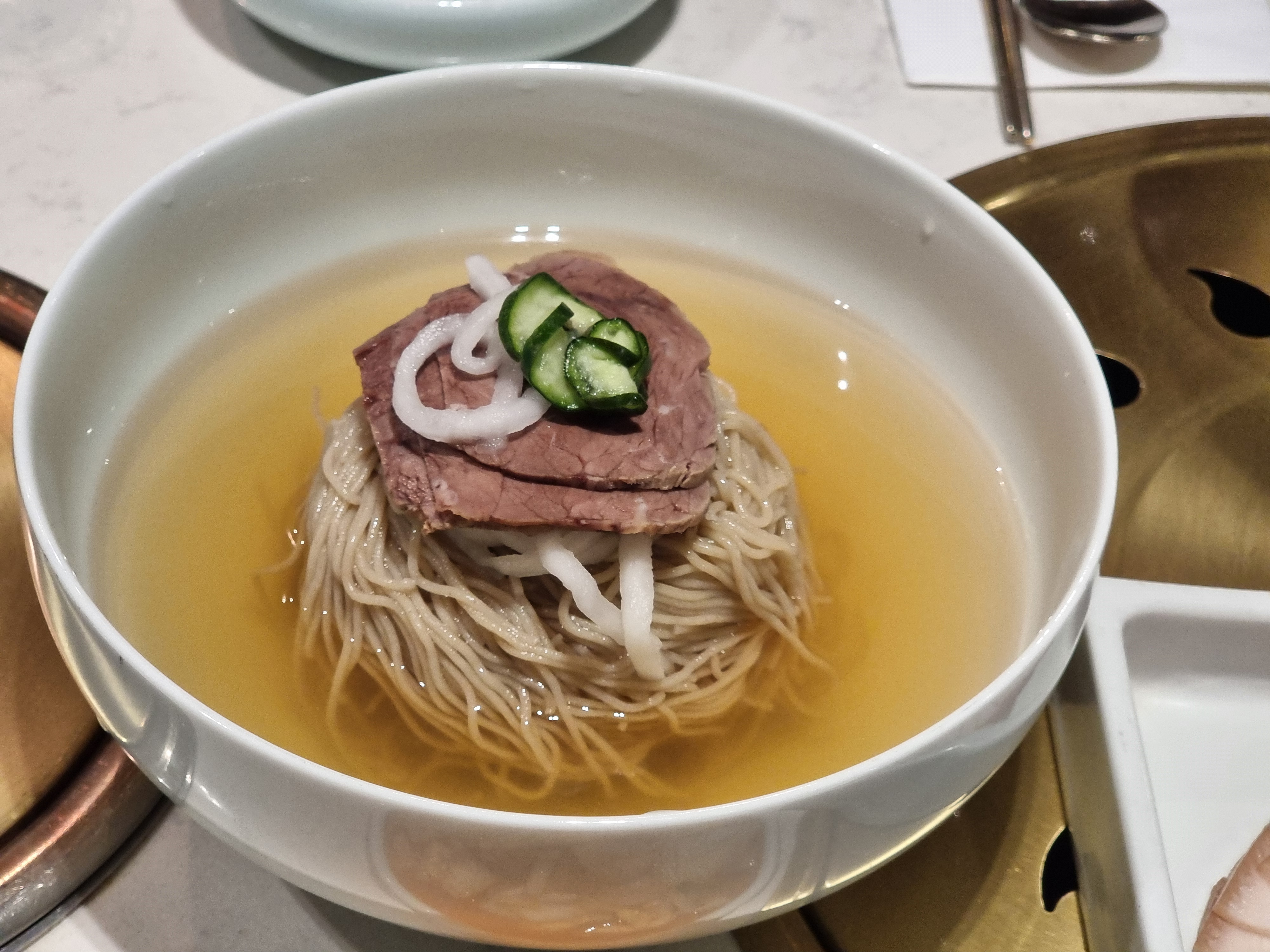저녁에 주문한 평양냉면 단품. 점심 고명보다 두툼한 고기가 올라갑니다.