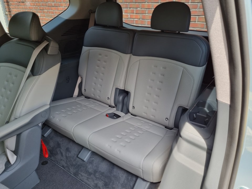 EV9 3열은 성인이 잠시 앉아갈 만합니다.