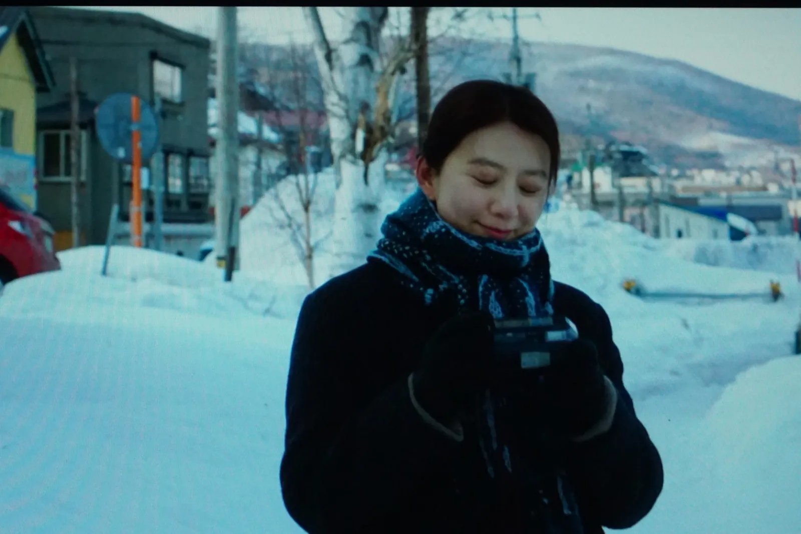 <img src="겨울산책.webp" alt="겨울 눈길에서 사진을 보는 여성" width="1600">