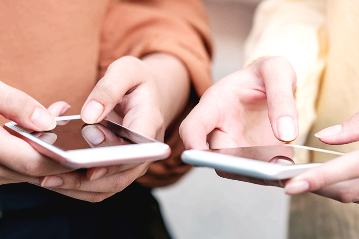 핸드폰을 만지고 있는 손