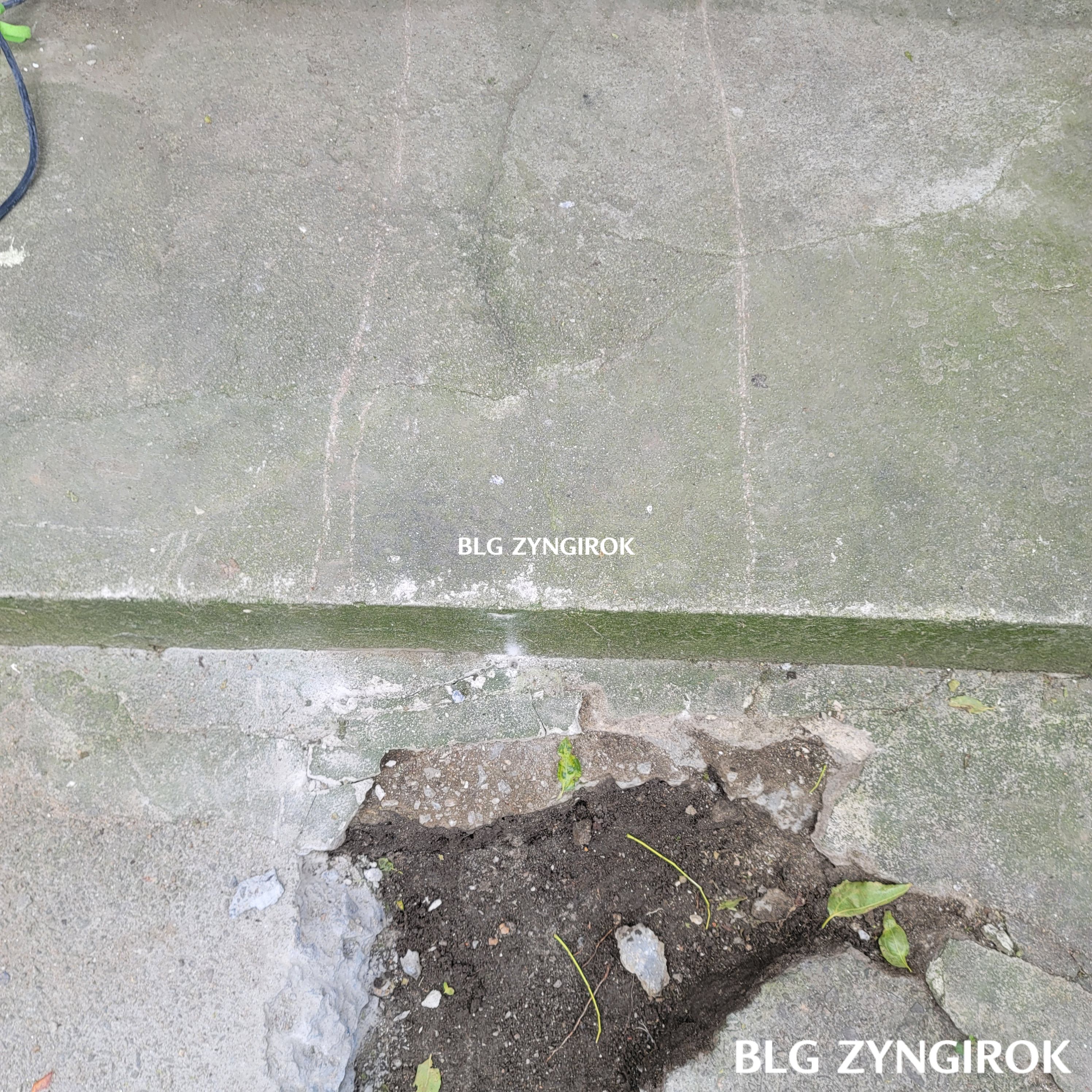 XCORT 파괴 해머를 활용한 시멘트 바닥 해체 전 모습이다.