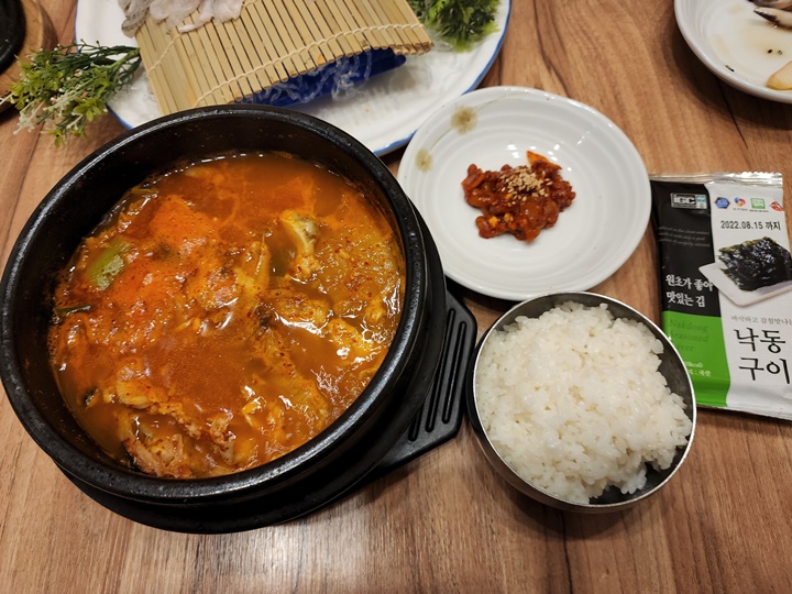 공기밥과 창란젓갈, 매운탕