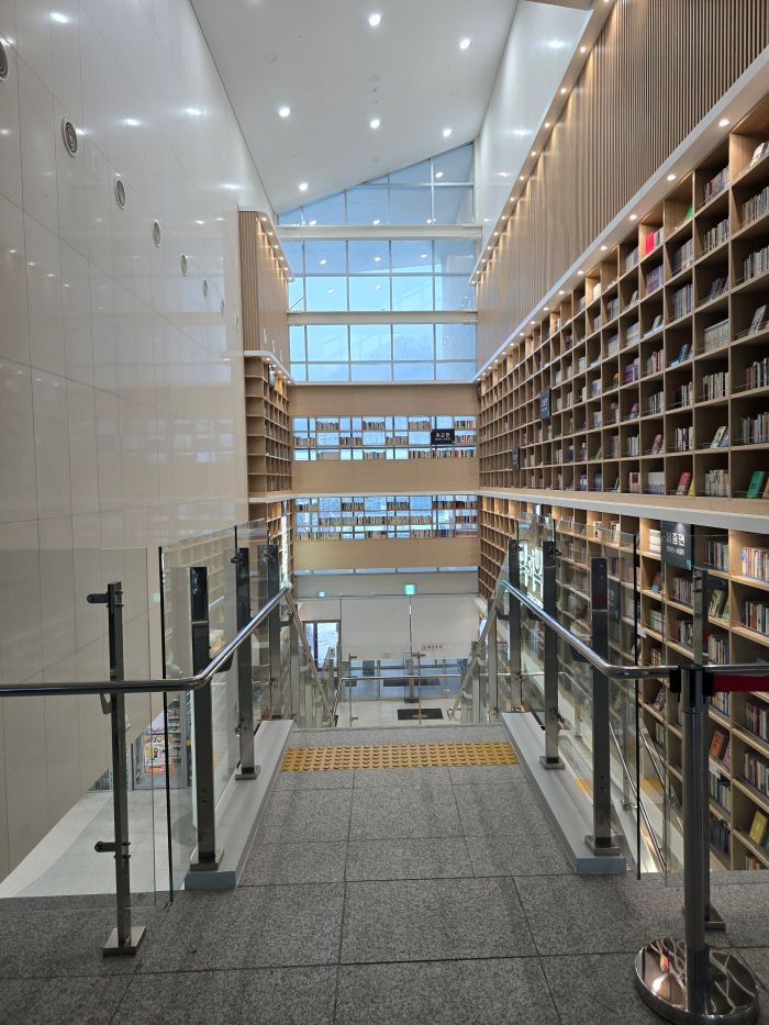 양평도서관-1층과2층사이 계단
