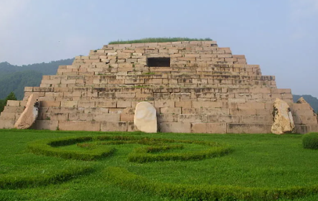 장수왕의 왕릉으로 추정되는 장군총 전경