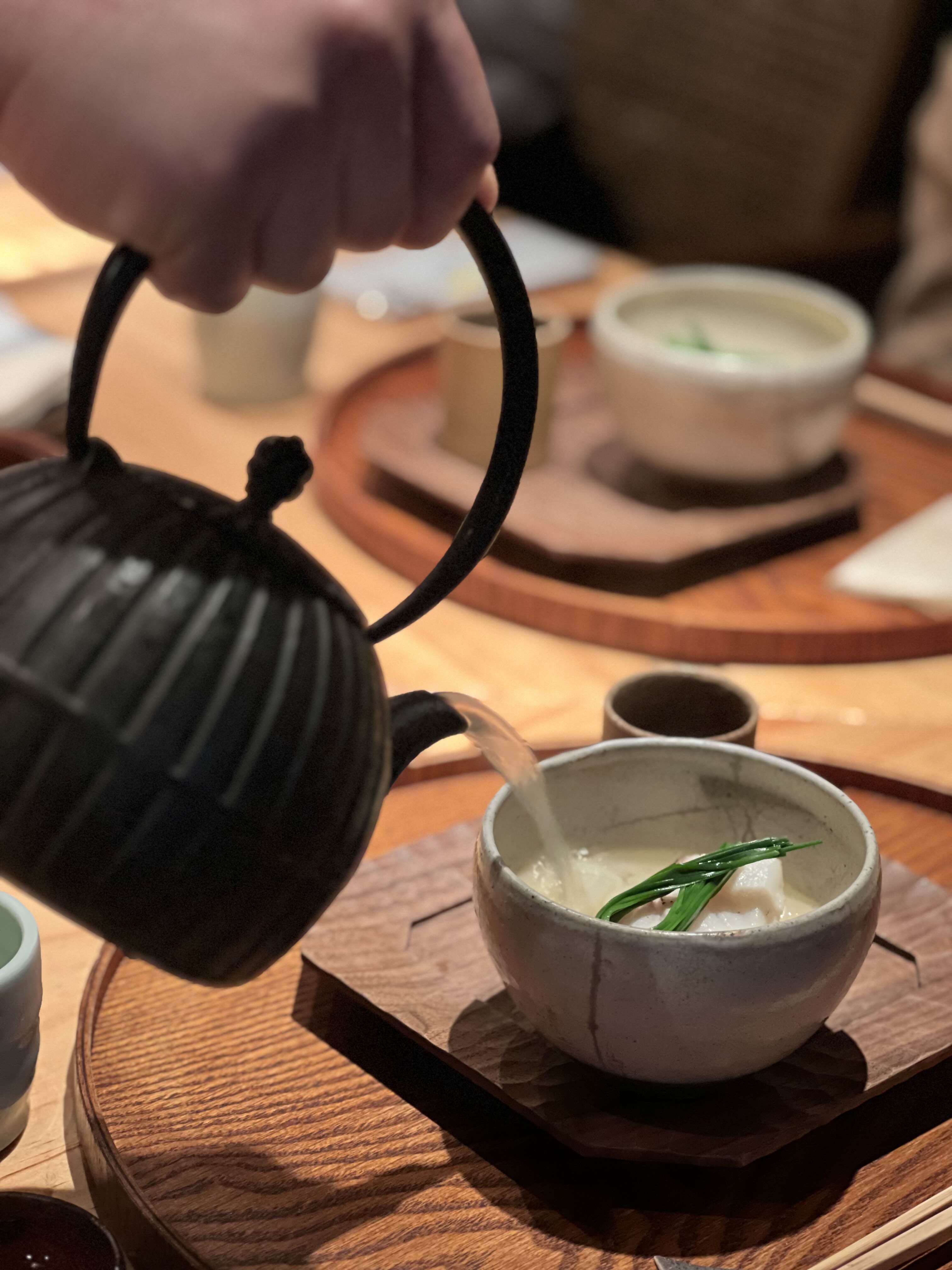 뜻한바 한식 주점에서 우동에 육수 붓는 중