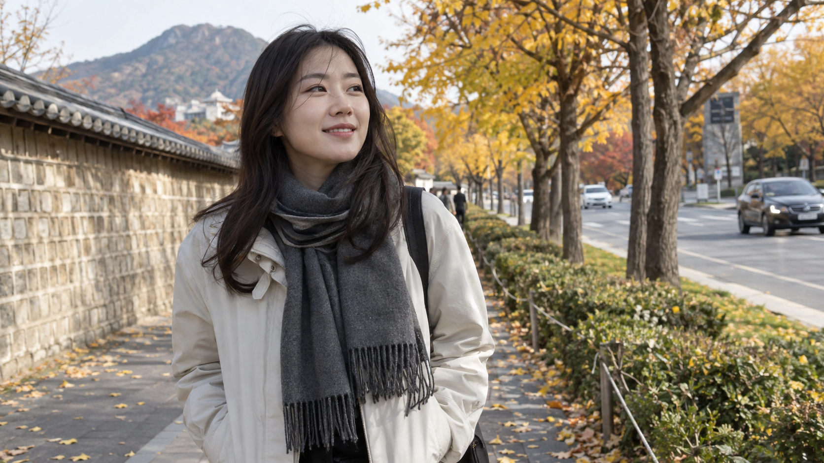 얇은 겉옷을 겹쳐 입고 가을 날씨에 대비하는 사람
