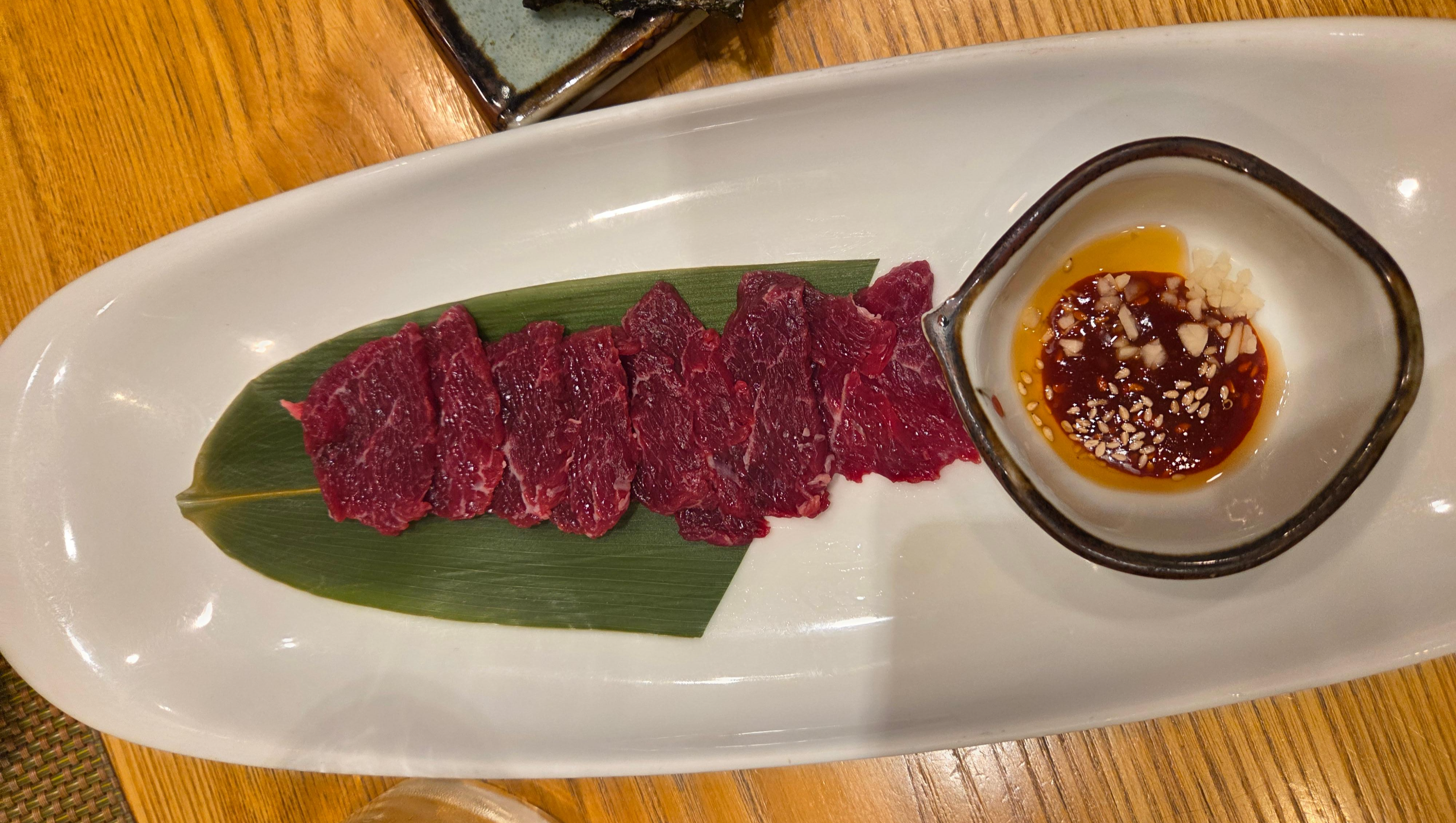 가매일식 디너 코스, 깔끔하게 플레이팅된 육사시미