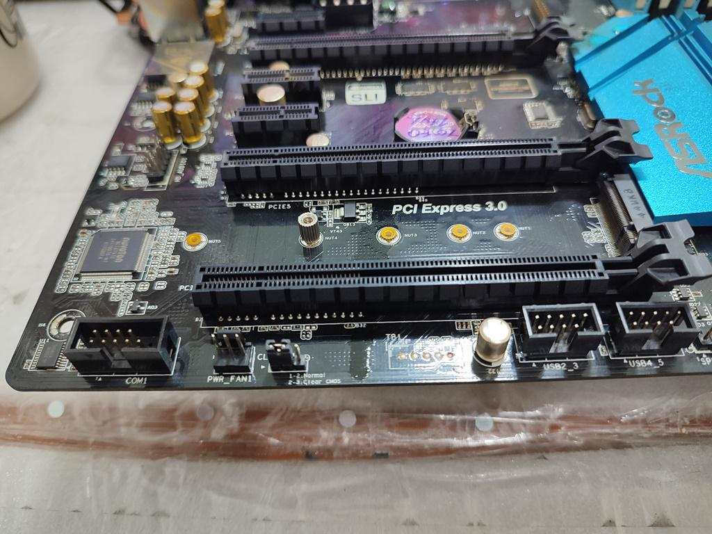 메인보드를 따라서 흘러내린 냉각수