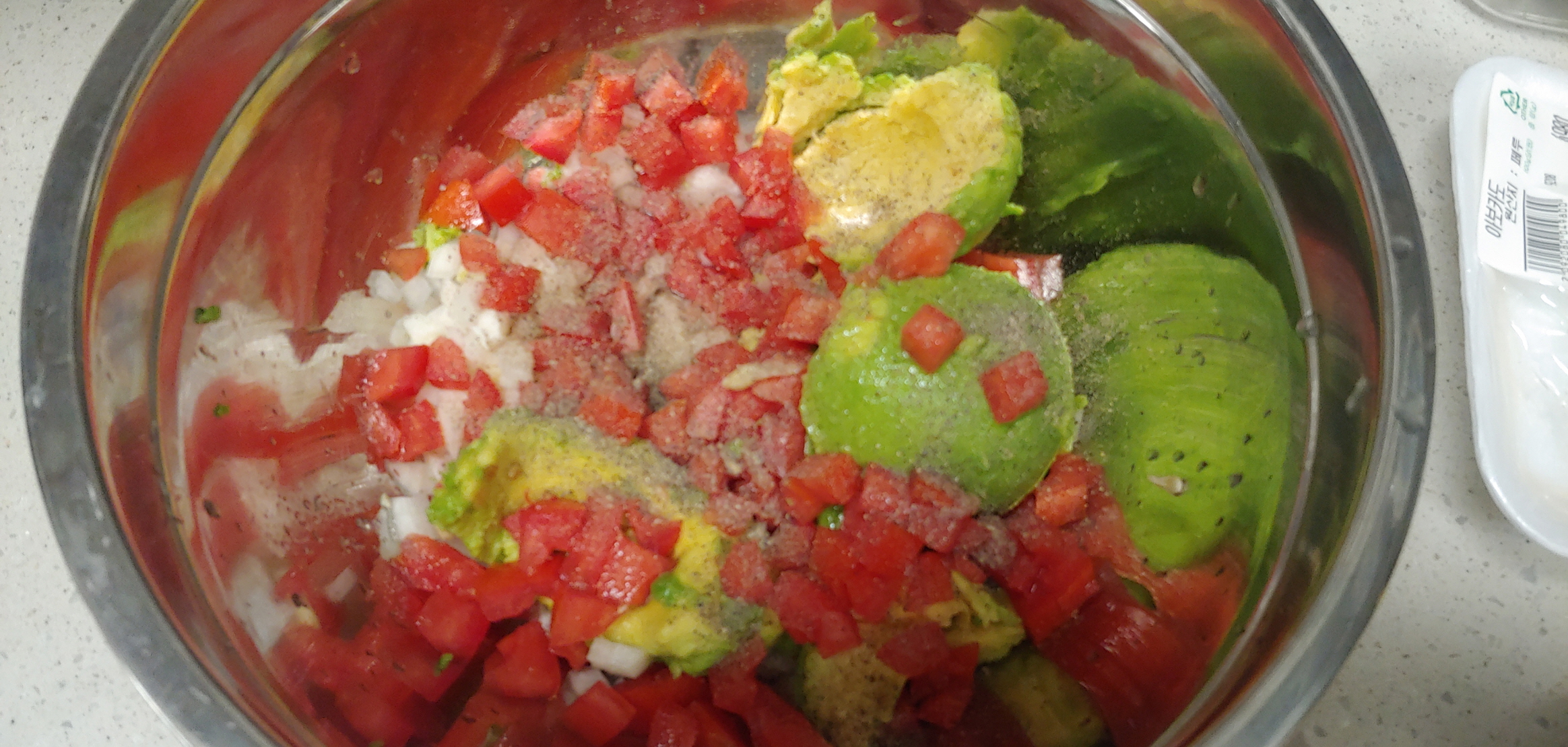 사진에서는 미리 소금, 후추를 넣었지만, 처음하실때는 반드시 으깨고 나서 간을보며 소금, 후추 등을 넣는걸 권장드립니다.