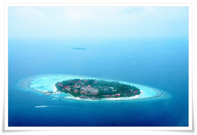 파란 바다와 작은섬이 어우러져 있는 아름답고 고요한 모습. 작은 섬 지형과 푸른 하늘, 맑은 바닷물이 매우 아름다운 조화를 이루고 있다