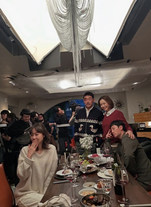 윗집 사람들 정보 원작 무대인사 영화