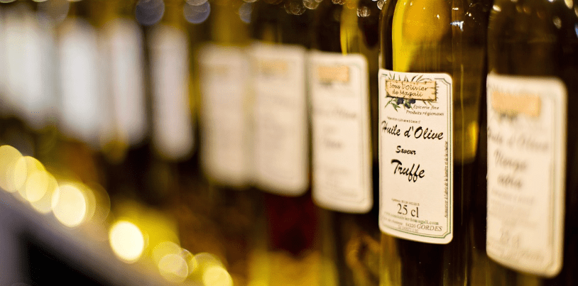 트러플 오일이 여러 병에 담겨 있다