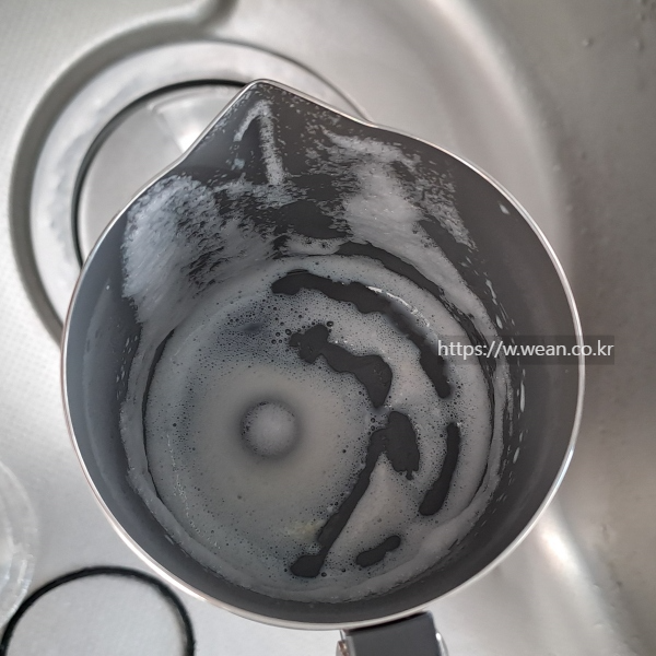 에어로치노 거품기를 세척하고 있어요.