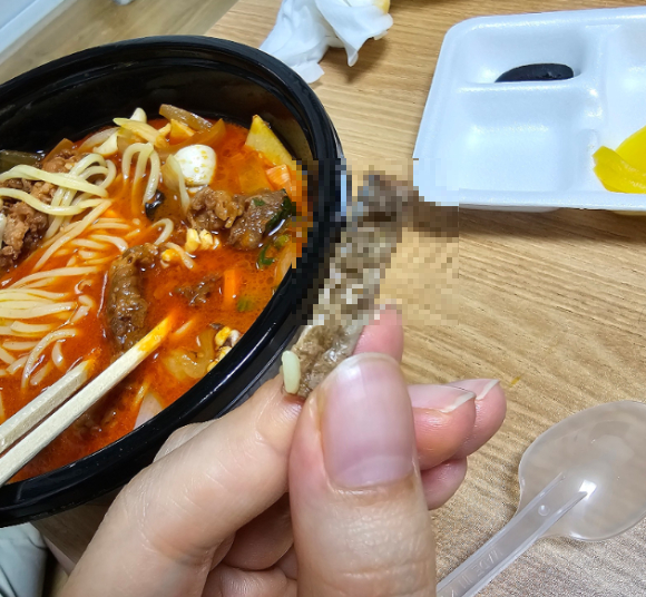 배달받은 짬뽕에서 담배꽁초가 나와 음식을 교환 받았으나 환불도 받고 싶다는 사연이 전해졌다. [사진=온라인 커뮤니티 캡처]