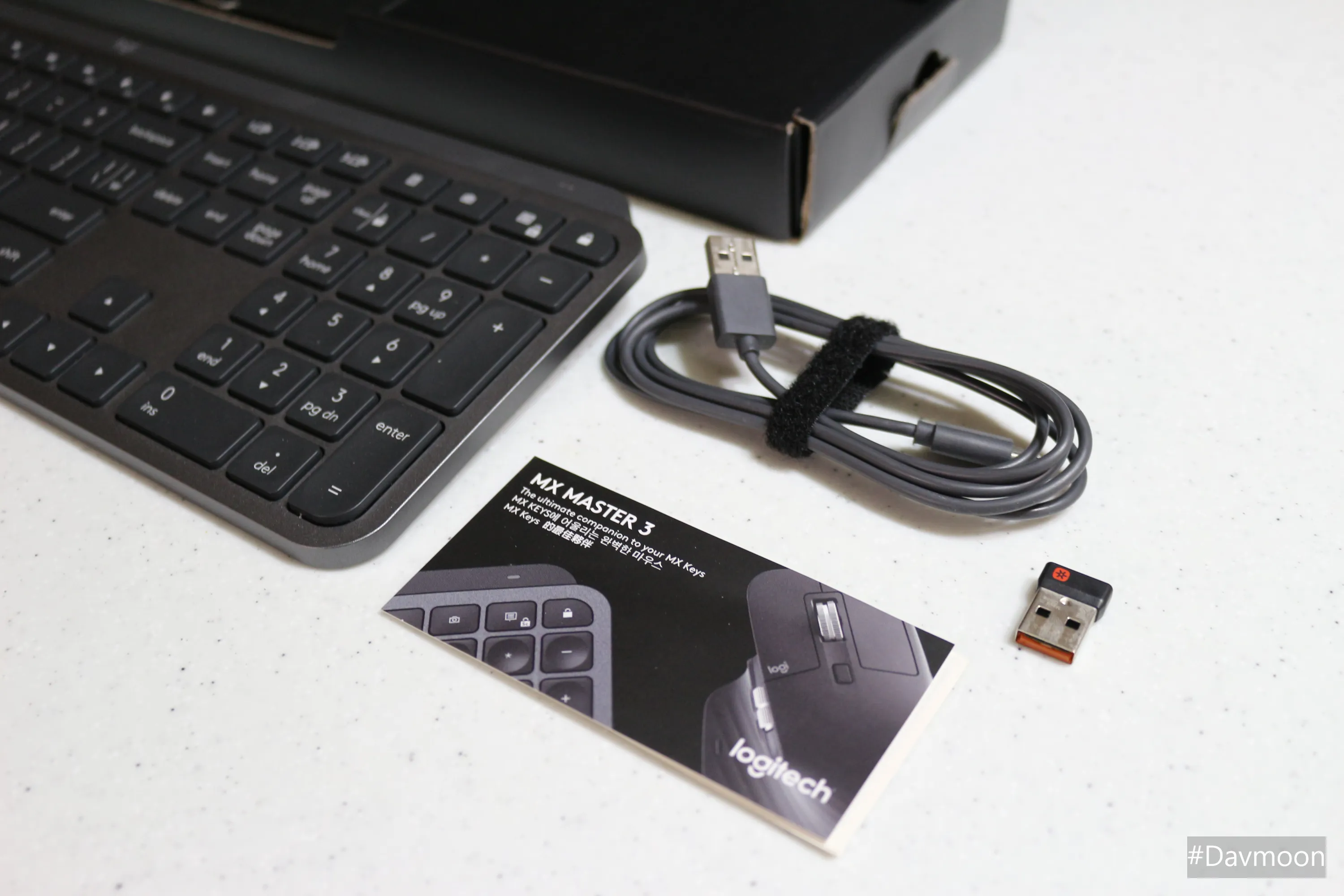 MX KEYS 내부 구성품 확대