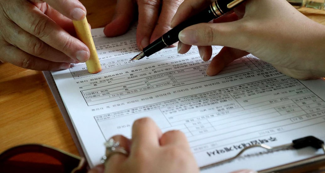 서류에 도장을 찍고 있는 사진