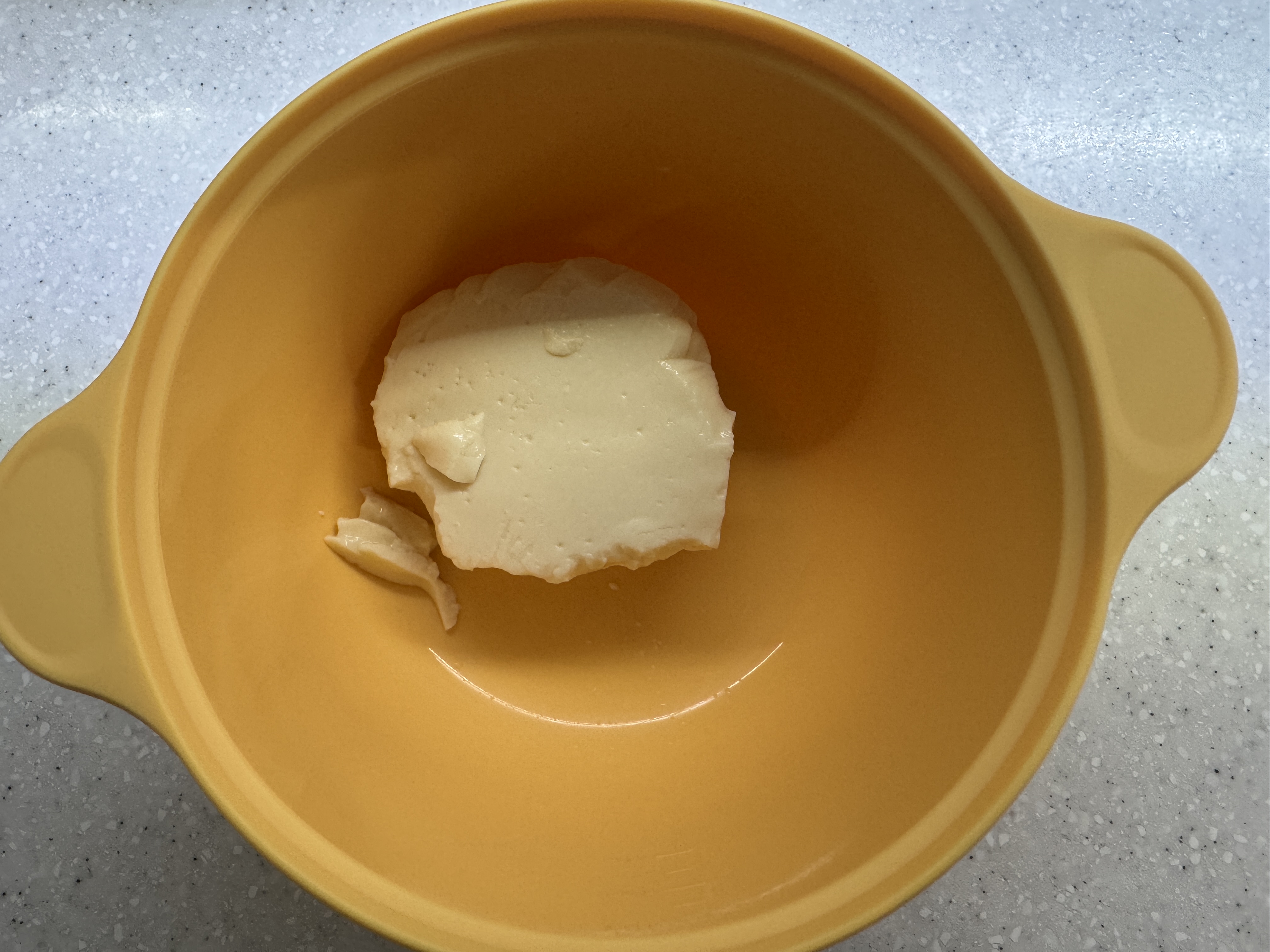 연두부를 볼에 넣은 사진